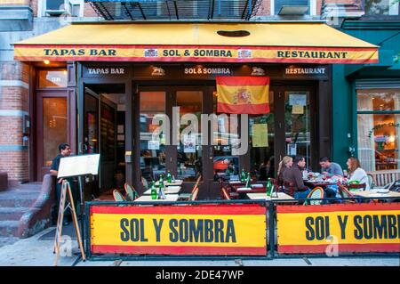 Sol y Sombra Tapas Bar. 462 Amsterdam Avenue New York, Manhattan, Stati Uniti. Fronte di un ristorante spagnolo a Manhattan Foto Stock