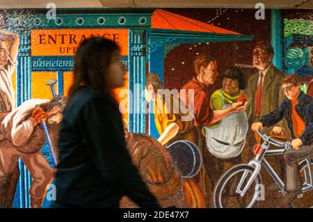 Times Square. Uno dei corridoi che collegano diverse linee della metropolitana a New York. Il sistema della metropolitana di New York City è il più grande del pub urbano degli Stati Uniti Foto Stock