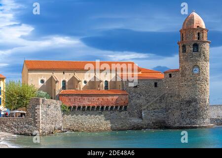 Chiesa di Notre-Dame-des-Anges e la spiaggia di mare paesaggio del pittoresco villaggio Di Collioure vicino Perpignan a sud della Francia Languedoc-Roussillon Foto Stock