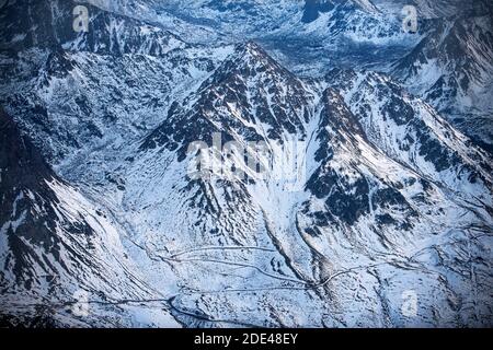 Vista sulle montagne di fronte all'Osservatorio di Pic Du Midi De Bigorre, Hautes Pyrenees, Midi Pyrenees, Francia. Il col du Tourmalet è il pave più alto Foto Stock