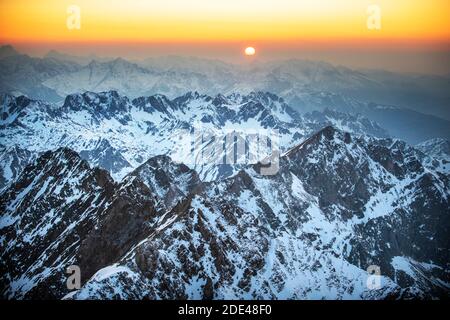 Vista sulle montagne del tramonto di fronte all'Osservatorio di Pic Du Midi De Bigorre, alti Pirenei, Midi Pirenei, Francia. Il col du Tourmalet è il massimo Foto Stock