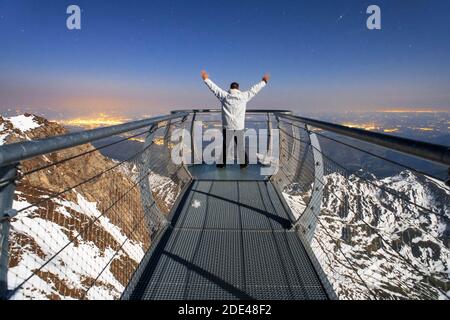 Punto di vista dell'Osservatorio di Pic Du Midi De Bigorre, alti Pirenei, Midi Pirenei, Francia. Il Ponton dans le ciel 12m, una passerella di vetro alto abo Foto Stock