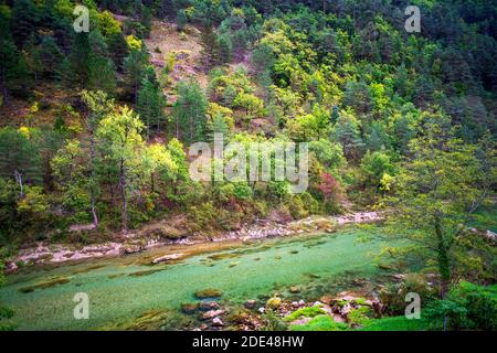 Il fiume Tarn di fronte Hôtel de la Muse et du Rozier, Mostuéjouls Gorges du tarn Aveyron Languedoc Roussillon Occitanie, Francia. Foto Stock