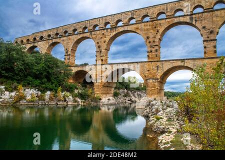 Pont du Gard, regione Languedoc Roussillon, Francia, patrimonio mondiale dell'UNESCO. L'acquedotto romano attraversa il fiume Gardon vicino a Vers-Pon-du-Gard Languedro Foto Stock