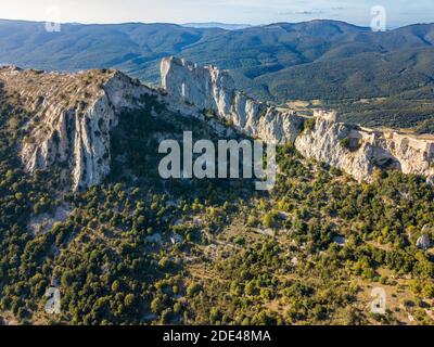 Veduta aerea del castello cataro di Peyrepertuse in Languedoc-Roussillon, Francia, Europa. Antico sito cataro del Château de Peyrepertuse, Peyreper Foto Stock