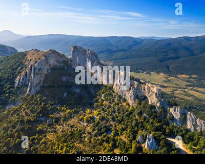 Veduta aerea del castello cataro di Peyrepertuse in Languedoc-Roussillon, Francia, Europa. Antico sito cataro del Château de Peyrepertuse, Peyreper Foto Stock