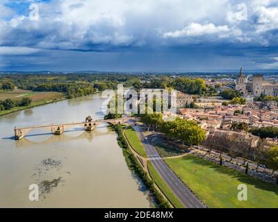 Vista aerea del Ponte di Avignone con il Palazzo dei Papi e il fiume Rodano all'alba, Pont Saint-Benezet, Provenza, Francia Foto Stock