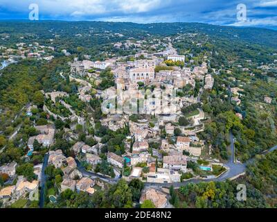 Aereo sopra il villaggio di Gordes, Vaucluse, Provenza, Francia Foto Stock