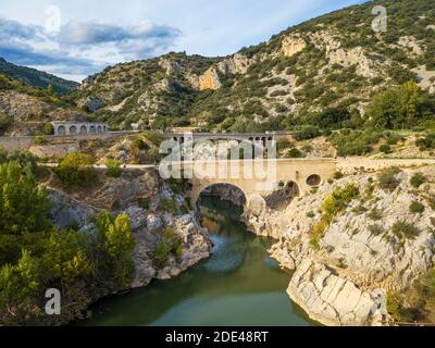 Pont du Diable, il Ponte del Diavolo, sul fiume Hérault, vicino a Saint Guilhem le Désert, Hérault, Languedoc Roussillon. Saint Jean de Fos, il Pont du di Foto Stock