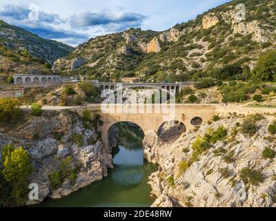 Pont du Diable, il Ponte del Diavolo, sul fiume Hérault, vicino a Saint Guilhem le Désert, Hérault, Languedoc Roussillon. Saint Jean de Fos, il Pont du di Foto Stock