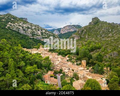 Vista aerea di Saint Guilhem le Desert, etichettato Les Plus Beaux Villages de France (i più bei villaggi di Francia), una sosta sul Camino de Santia Foto Stock