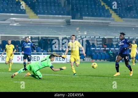 BERGAMO, ITALIA - NOVEMBRE 28: Portiere Marco Silvestri di Hellas Verona, Pawel Dawidowicz di Hellas Verona, Duvan Zapata di Atalanta durante i seri Foto Stock