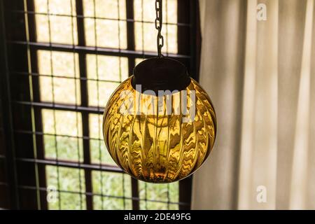 Un bel Globe Lampshade appicante all'interno di un edificio Foto Stock