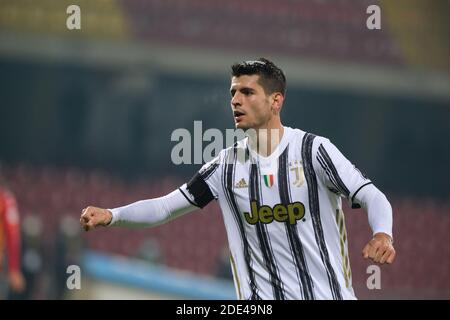 L'attaccante spagnolo della Juventus Alvaro Morata festeggia dopo aver segnato un gol durante la serie A della partita di calcio Benevento vs Juventus FC. Benevento Juven Foto Stock