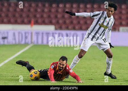 L'attaccante italiano di Benevento Marco Sau sfida per la palla con Juan Cuadrado, attaccante colombiano di Juventus durante la serie A di calcio Abbina Benev Foto Stock