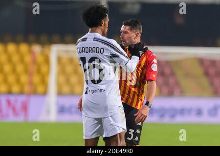 Lo attaccante colombiano Juan Cuadrado di Juventus combatte con il difensore italiano di Benevento Gaetano Letizia durante la Serie UNA partita di calcio contro Benevento JU Foto Stock