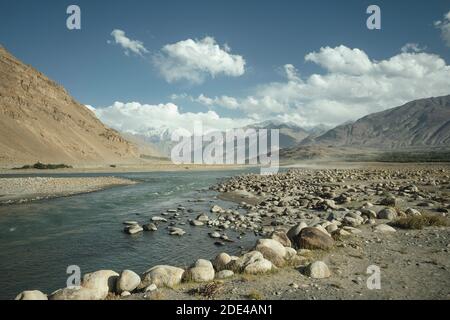 Fiume Pandsch che scorre nella valle, corridoio di Wakhan, Khandud, Badakhshan, Afghanistan Foto Stock