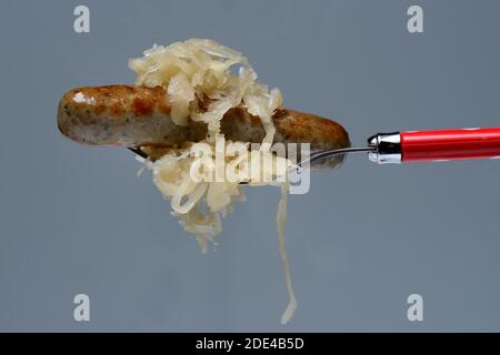 Salsicce alla griglia di Norimberga con crauti alla forchetta, Germania Foto Stock