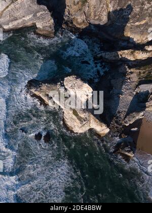 Vista aerea, rocce sulla spiaggia di Praia da Ursa dall'alto, Ulgueira, Portogallo Foto Stock