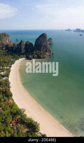 Vista aerea, Railay Beach con rocce carsiche e diverse spiagge, provincia di Krabi, Thailandia Foto Stock