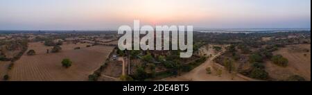 Vista aerea, tempio di Htilominlo al tramonto, Bagan, Myanmar Foto Stock