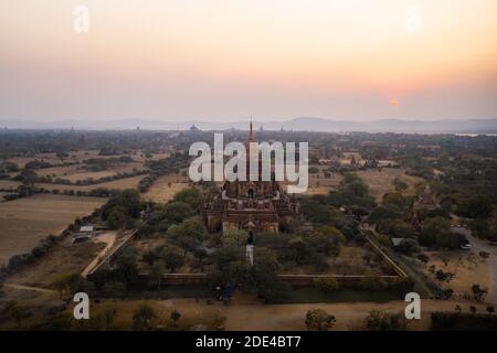 Vista aerea, tempio di Htilominlo al tramonto, Bagan, Myanmar Foto Stock