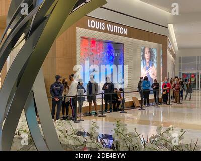 Philadelphia, Pennsylvania, Stati Uniti. 28 Nov 2020. Shopping di Natale mascherato al centro commerciale King of Prussia Mall - Black Friday shopping in vacanza COVID-19 maschere negli Stati Uniti Credit: Don Mennig/Alamy Live News Foto Stock