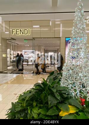 Philadelphia, Pennsylvania, Stati Uniti. 28 Nov 2020. Shopping di Natale mascherato al centro commerciale King of Prussia Mall - Black Friday shopping in vacanza COVID-19 maschere negli Stati Uniti Credit: Don Mennig/Alamy Live News Foto Stock