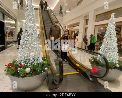 Philadelphia, Pennsylvania, Stati Uniti. 28 Nov 2020. Shopping di Natale mascherato al centro commerciale King of Prussia Mall - Black Friday shopping in vacanza COVID-19 maschere negli Stati Uniti Credit: Don Mennig/Alamy Live News Foto Stock