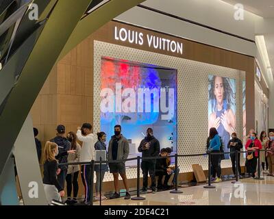 Philadelphia, Pennsylvania, Stati Uniti. 28 Nov 2020. Shopping di Natale mascherato al centro commerciale King of Prussia Mall - Black Friday shopping in vacanza COVID-19 maschere negli Stati Uniti Credit: Don Mennig/Alamy Live News Foto Stock