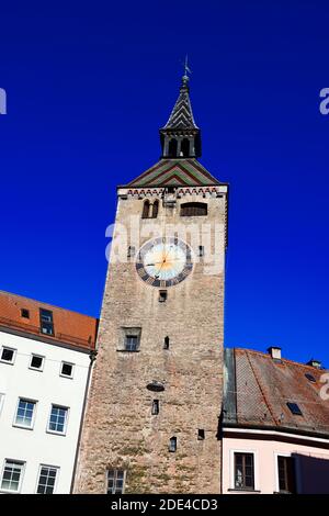 Porta medievale con la Schmalzturm o bella torre, piazza principale, Landsberg am Lech, alta Baviera, Baviera, Germania Foto Stock