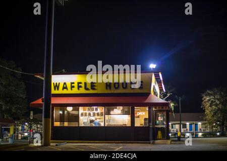 Augusta, GA USA 11 23 20: Waffle House di notte ora segno di assunzione Foto Stock