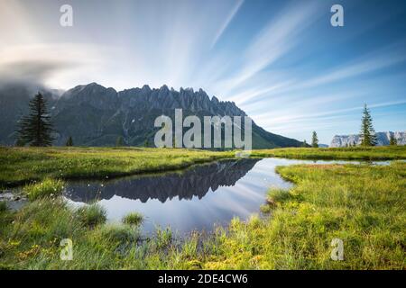 Mandelwand riflesso in lago, Mandlwaende, Hochkoenig, Pongau, Salisburgo, Austria Foto Stock