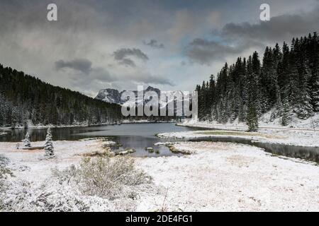 Lago di Misurina, umore mattutino con la prima neve, Dolomiti, Italia Foto Stock