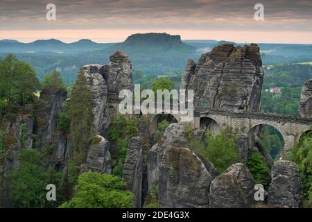 Bastione con Wehlnadel e Wehlgrund al Lilienstein all'alba, Sassonia, Germania, Elbe montagne di arenaria, Parco Nazionale Sassone Svizzera Foto Stock