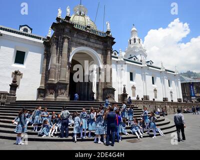 Scuola in uniforme scolastica sui gradini della cattedrale, Catedral Metropolitana, Quito, Provincia di Pichincha, Ecuador Foto Stock