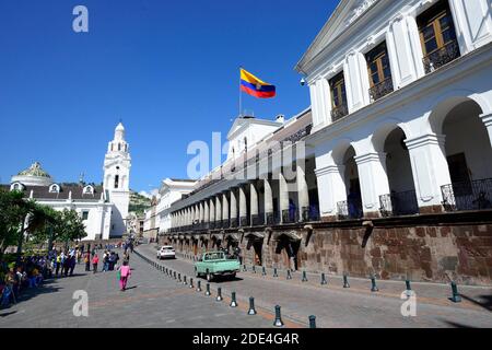 Plaza Grande con sede del governo Palacio de Carondelet e Cattedrale, Catedral Metropolitana, Quito, Provincia di Pichincha, Ecuador Foto Stock
