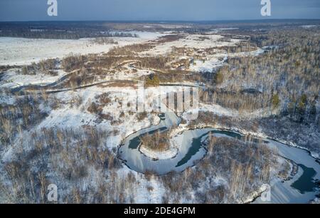 Foto aerea del fiume Koen sotto ghiaccio e neve. Bellissimo paesaggio invernale. Novosibirsk, Siberia, Russia Foto Stock