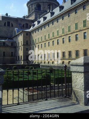 MONASTERIO FACHADA SALIENTE Y CUPULA IGL. AUTORE: JUAN DE HERRERA (1530-1597). Posizione: MONASTERIO-ESTERNO. SAN LORENZO DEL ESCORIAL. MADRID. SPAGNA. Foto Stock