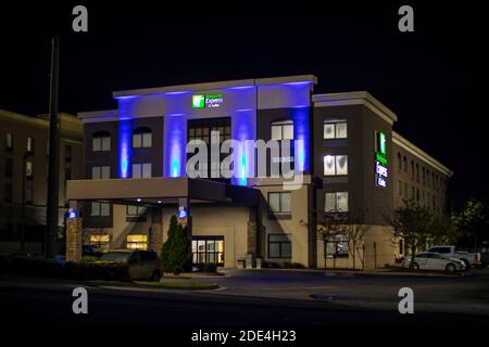 Augusta, GA USA 11 23 20: Holiday Inn Express edificio vista a distanza di notte da vicino Foto Stock