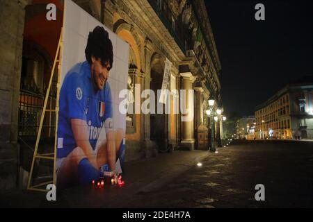 Napoli, Italia. 27 Nov 2020. Tre giorni dopo la morte di Maradona, avvenuta il 25 novembre in Argentina, in ogni angolo della città si vive ancora il lutto per la perdita di un amato che ha onorato la città e la squadra di calcio in ogni parte del mondo. (Foto di Pasquale Senatore/Pacific Press) Credit: Pacific Press Media Production Corp./Alamy Live News Foto Stock