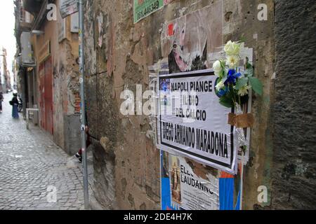 Napoli, Italia. 28 Nov 2020. Tre giorni dopo la morte di Maradona, avvenuta il 25 novembre in Argentina, in ogni angolo della città si vive ancora il lutto per la perdita di un amato che ha onorato la città e la squadra di calcio in ogni parte del mondo. (Foto di Pasquale Senatore/Pacific Press) Credit: Pacific Press Media Production Corp./Alamy Live News Foto Stock