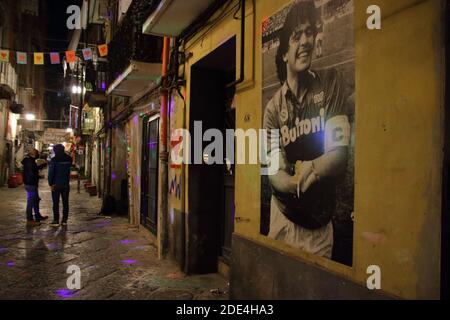 Napoli, Italia. 27 Nov 2020. Tre giorni dopo la morte di Maradona, avvenuta il 25 novembre in Argentina, in ogni angolo della città si vive ancora il lutto per la perdita di un amato che ha onorato la città e la squadra di calcio in ogni parte del mondo. (Foto di Pasquale Senatore/Pacific Press) Credit: Pacific Press Media Production Corp./Alamy Live News Foto Stock