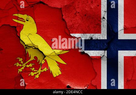 Bandiere di Moss e Norvegia dipinte su pareti incrinate Foto Stock