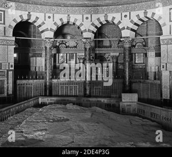 Storia del Medio Oriente - Gerusalemme (El-Kouds). La roccia nella Moschea di Omar [cioè Cupola della roccia] Foto Stock