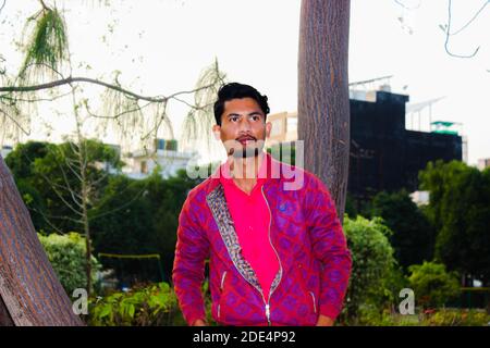 Un'immagine di modello giovane con le mani in tasca Foto Stock