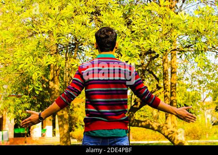 Un'immagine del ragazzo rivolto lontano dalla fotocamera Foto Stock