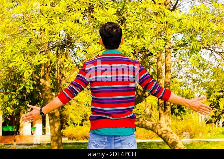 Un'immagine del ragazzo rivolto lontano dalla fotocamera Foto Stock