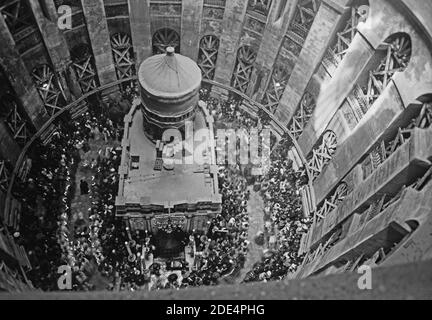 Didascalia originale: Calendario delle cerimonie religiose a Jer. [ad es Gerusalemme] periodo pasquale 1941. Guardando giù dalla cupola alle processioni che girano intorno all'Edicule [Chiesa del Santo Sepolcro] - posizione: Gerusalemme ca. 1941 Foto Stock