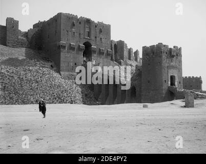 Didascalia originale: Castello Aleppo - Località: Siria--Aleppo ca. 1898-1946 Foto Stock